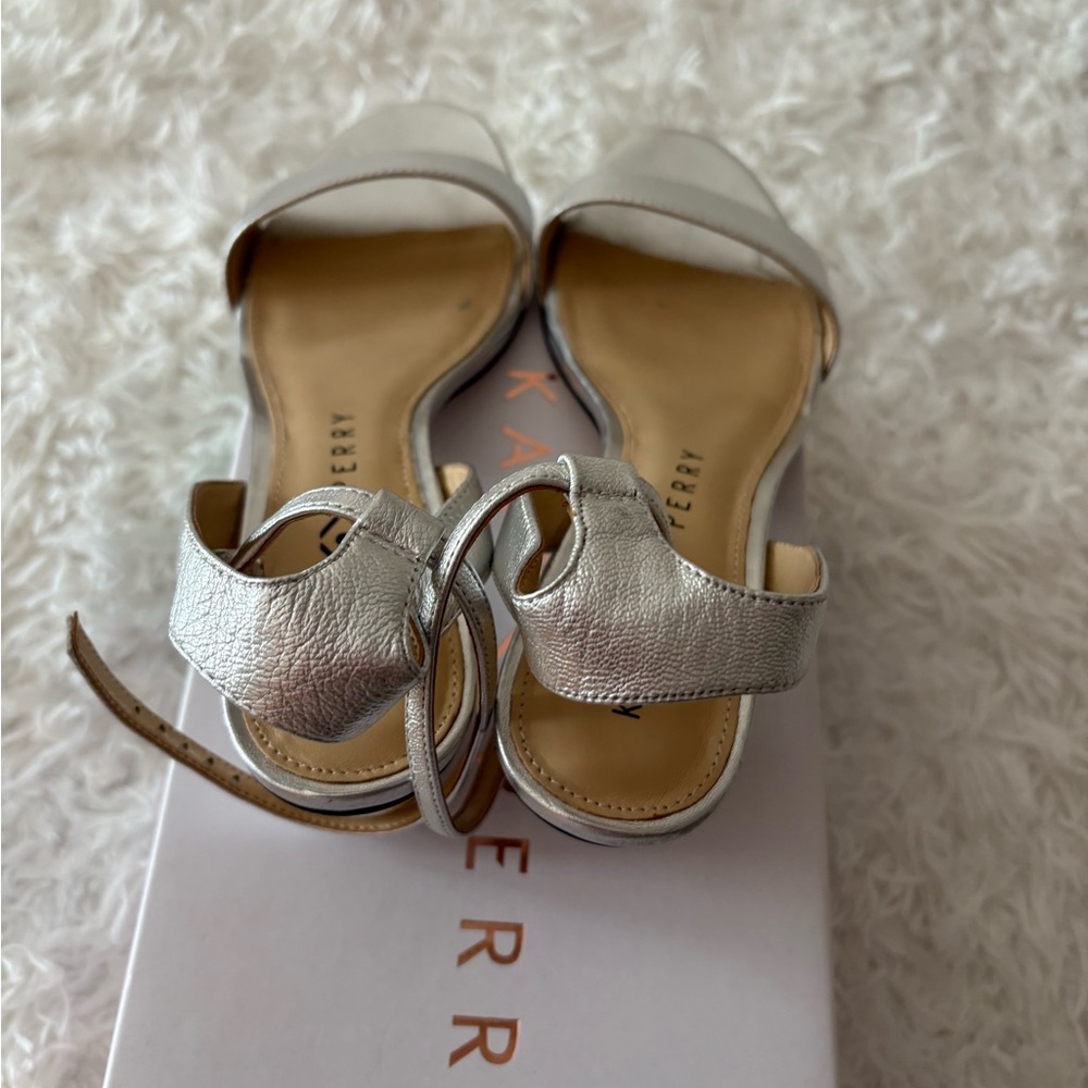 Katy Perry Collections Silver Sandals Elegant Open-Toe Design
Clean wore twice - Picture 7 of 9